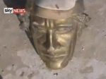 Голова статуи Каддафи. Кадр Sky News